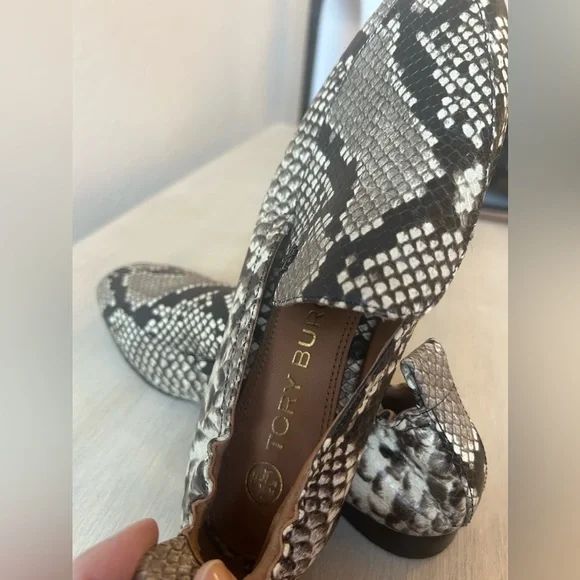 Tory Burch Women's Kira Snake Embossed Stretch Travel Loafer Black/White Sz 7M - Picture 4 of 8